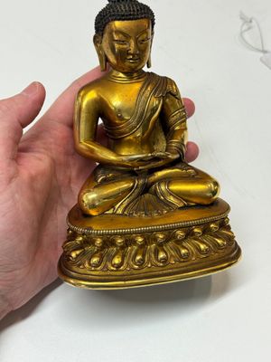 A fine Sino-Tibetan gilt-bronze figure of Buddha Shakyamuni, 17th C. — photo 13