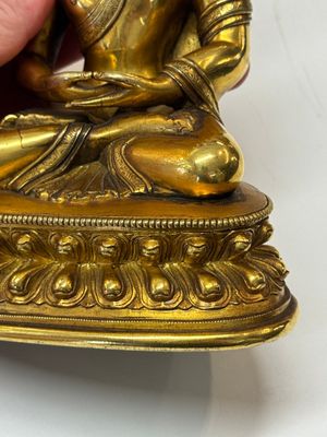 A fine Sino-Tibetan gilt-bronze figure of Buddha Shakyamuni, 17th C. — photo 14