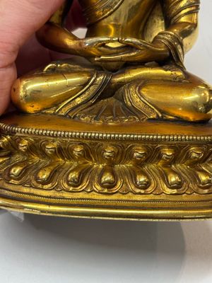 A fine Sino-Tibetan gilt-bronze figure of Buddha Shakyamuni, 17th C. — photo 15