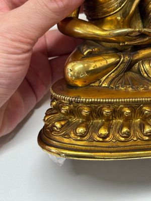 A fine Sino-Tibetan gilt-bronze figure of Buddha Shakyamuni, 17th C. — photo 16