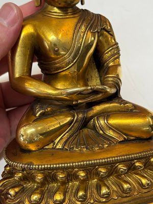 A fine Sino-Tibetan gilt-bronze figure of Buddha Shakyamuni, 17th C. — photo 17