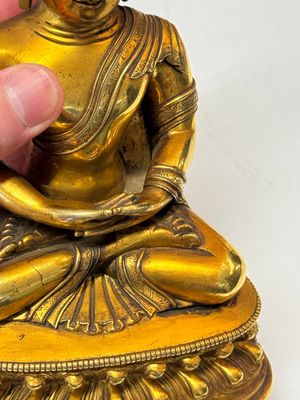 A fine Sino-Tibetan gilt-bronze figure of Buddha Shakyamuni, 17th C. — photo 18