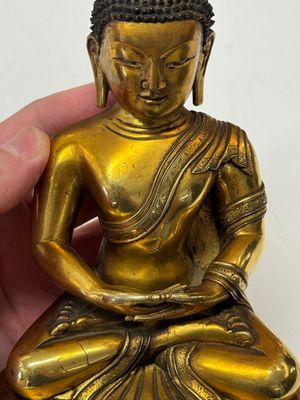 A fine Sino-Tibetan gilt-bronze figure of Buddha Shakyamuni, 17th C. — photo 19
