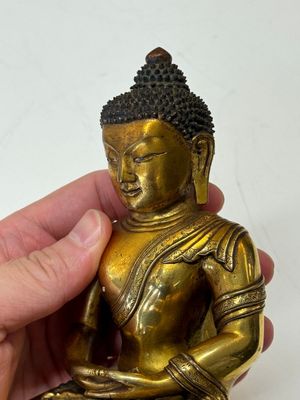 A fine Sino-Tibetan gilt-bronze figure of Buddha Shakyamuni, 17th C. — photo 20