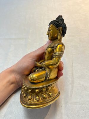A fine Sino-Tibetan gilt-bronze figure of Buddha Shakyamuni, 17th C. — photo 2