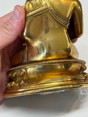 A fine Sino-Tibetan gilt-bronze figure of Buddha Shakyamuni, 17th C. — photo 22