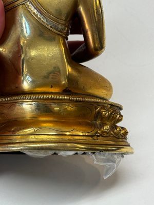 A fine Sino-Tibetan gilt-bronze figure of Buddha Shakyamuni, 17th C. — photo 23