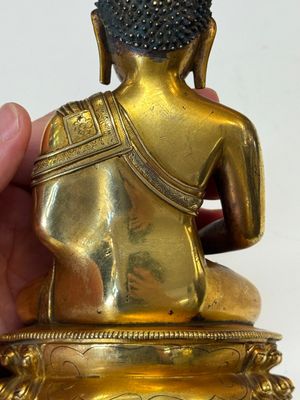 A fine Sino-Tibetan gilt-bronze figure of Buddha Shakyamuni, 17th C. — photo 24