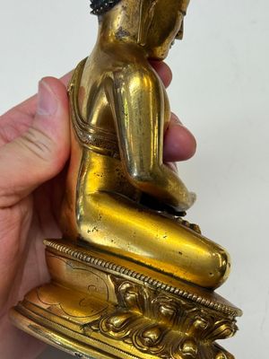 A fine Sino-Tibetan gilt-bronze figure of Buddha Shakyamuni, 17th C. — photo 26