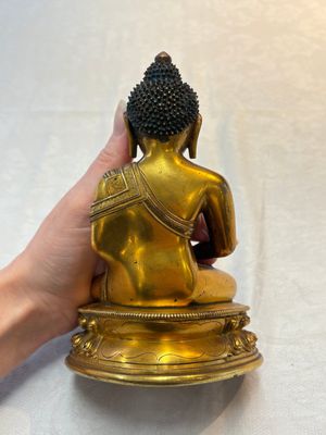 A fine Sino-Tibetan gilt-bronze figure of Buddha Shakyamuni, 17th C. — photo 3