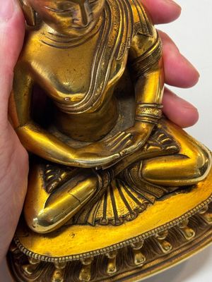 A fine Sino-Tibetan gilt-bronze figure of Buddha Shakyamuni, 17th C. — photo 31