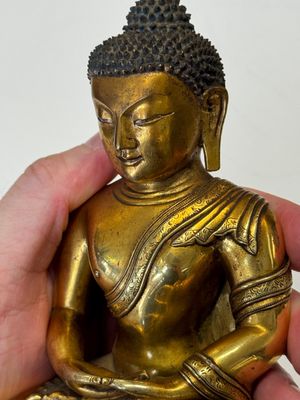 A fine Sino-Tibetan gilt-bronze figure of Buddha Shakyamuni, 17th C. — photo 32
