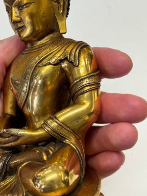 A fine Sino-Tibetan gilt-bronze figure of Buddha Shakyamuni, 17th C. — photo 33