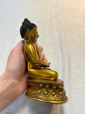 A fine Sino-Tibetan gilt-bronze figure of Buddha Shakyamuni, 17th C. — photo 4