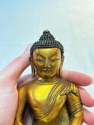 A fine Sino-Tibetan gilt-bronze figure of Buddha Shakyamuni, 17th C. — photo 5