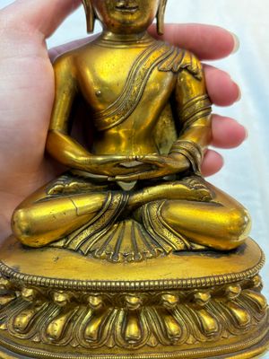 A fine Sino-Tibetan gilt-bronze figure of Buddha Shakyamuni, 17th C. — photo 6