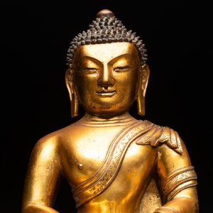 A fine Sino-Tibetan gilt-bronze figure of Buddha Shakyamuni, 17th C. — photo 11