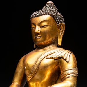 A fine Sino-Tibetan gilt-bronze figure of Buddha Shakyamuni, 17th C. — photo 12