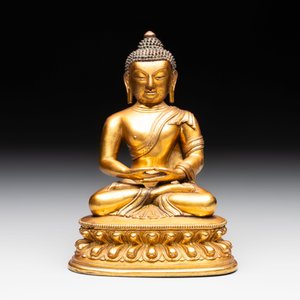 A fine Sino-Tibetan gilt-bronze figure of Buddha Shakyamuni, 17th C. — photo 2
