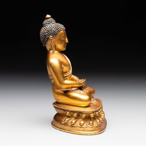 A fine Sino-Tibetan gilt-bronze figure of Buddha Shakyamuni, 17th C. — photo 3