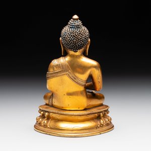 A fine Sino-Tibetan gilt-bronze figure of Buddha Shakyamuni, 17th C. — photo 4