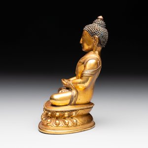 A fine Sino-Tibetan gilt-bronze figure of Buddha Shakyamuni, 17th C. — photo 5