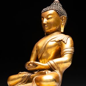 A fine Sino-Tibetan gilt-bronze figure of Buddha Shakyamuni, 17th C. — photo 8