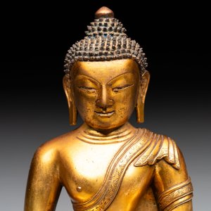 A fine Sino-Tibetan gilt-bronze figure of Buddha Shakyamuni, 17th C. — photo 9