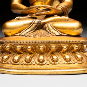 A fine Sino-Tibetan gilt-bronze figure of Buddha Shakyamuni, 17th C. — photo 10