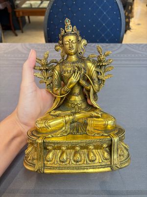 A fine Sino-Tibetan turquoise- and coral-inlaid gilt-bronze Buddha Maitreya, Kangxi — 照片 1