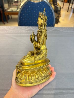 A fine Sino-Tibetan turquoise- and coral-inlaid gilt-bronze Buddha Maitreya, Kangxi — 照片 2