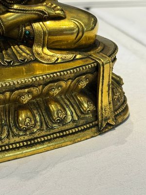 A fine Sino-Tibetan turquoise- and coral-inlaid gilt-bronze Buddha Maitreya, Kangxi — 照片 27