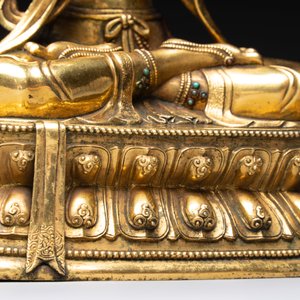 A fine Sino-Tibetan turquoise- and coral-inlaid gilt-bronze Buddha Maitreya, Kangxi — 照片 3