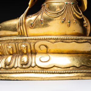 A fine Sino-Tibetan turquoise- and coral-inlaid gilt-bronze Buddha Maitreya, Kangxi — 照片 4