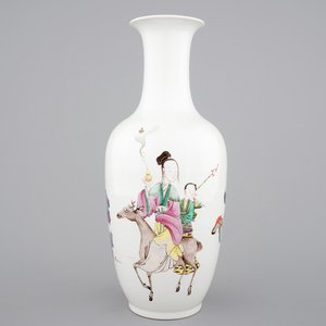 A fine slender Chinese famille rose porcelain vase, 19th C. — photo 1