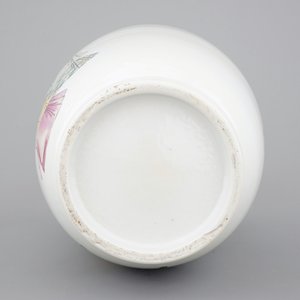 A fine slender Chinese famille rose porcelain vase, 19th C. — photo 6