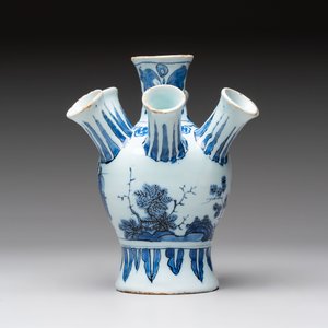 A fine small blue and white Dutch Delft chinoiserie tulip vase, late 17th C. — photo 3