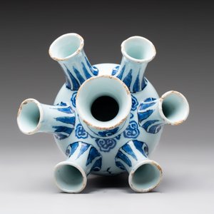 A fine small blue and white Dutch Delft chinoiserie tulip vase, late 17th C. — photo 5