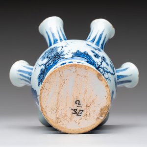 A fine small blue and white Dutch Delft chinoiserie tulip vase, late 17th C. — photo 6