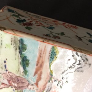 A fine square Chinese famille rose tea caddy and cover, Qianlong, 18th C. — photo 6
