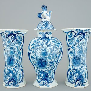 A fine three-piece blue and white Dutch Delft garniture, 18th C. — 照片 1