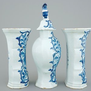A fine three-piece blue and white Dutch Delft garniture, 18th C. — 照片 2