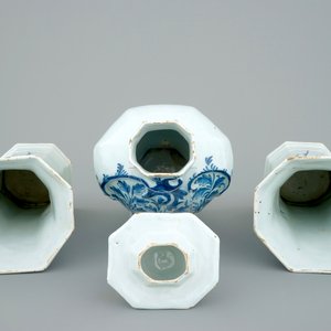 A fine three-piece blue and white Dutch Delft garniture, 18th C. — 照片 5