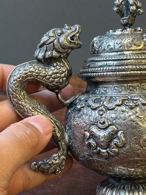 A fine Tibetan silver plated 'bajixiang' teapot, 19th C. — foto 11