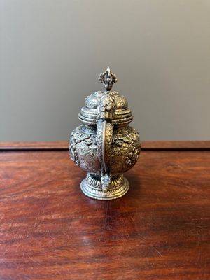 A fine Tibetan silver plated 'bajixiang' teapot, 19th C. — foto 2