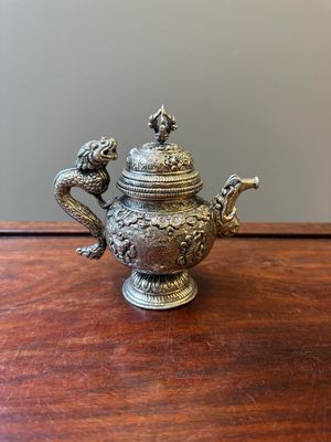 A fine Tibetan silver plated 'bajixiang' teapot, 19th C. — foto 3