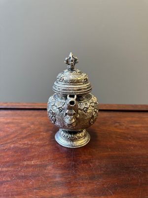 A fine Tibetan silver plated 'bajixiang' teapot, 19th C. — foto 4