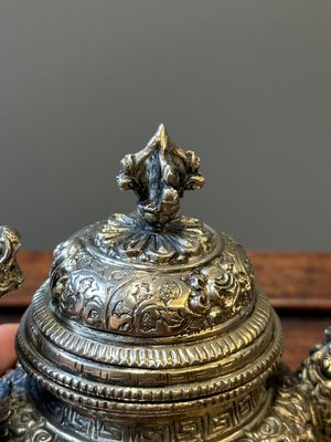 A fine Tibetan silver plated 'bajixiang' teapot, 19th C. — foto 9