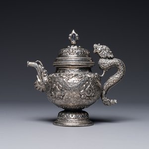A fine Tibetan silver plated 'bajixiang' teapot, 19th C. — foto 1