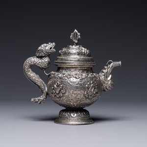 A fine Tibetan silver plated 'bajixiang' teapot, 19th C. — foto 2